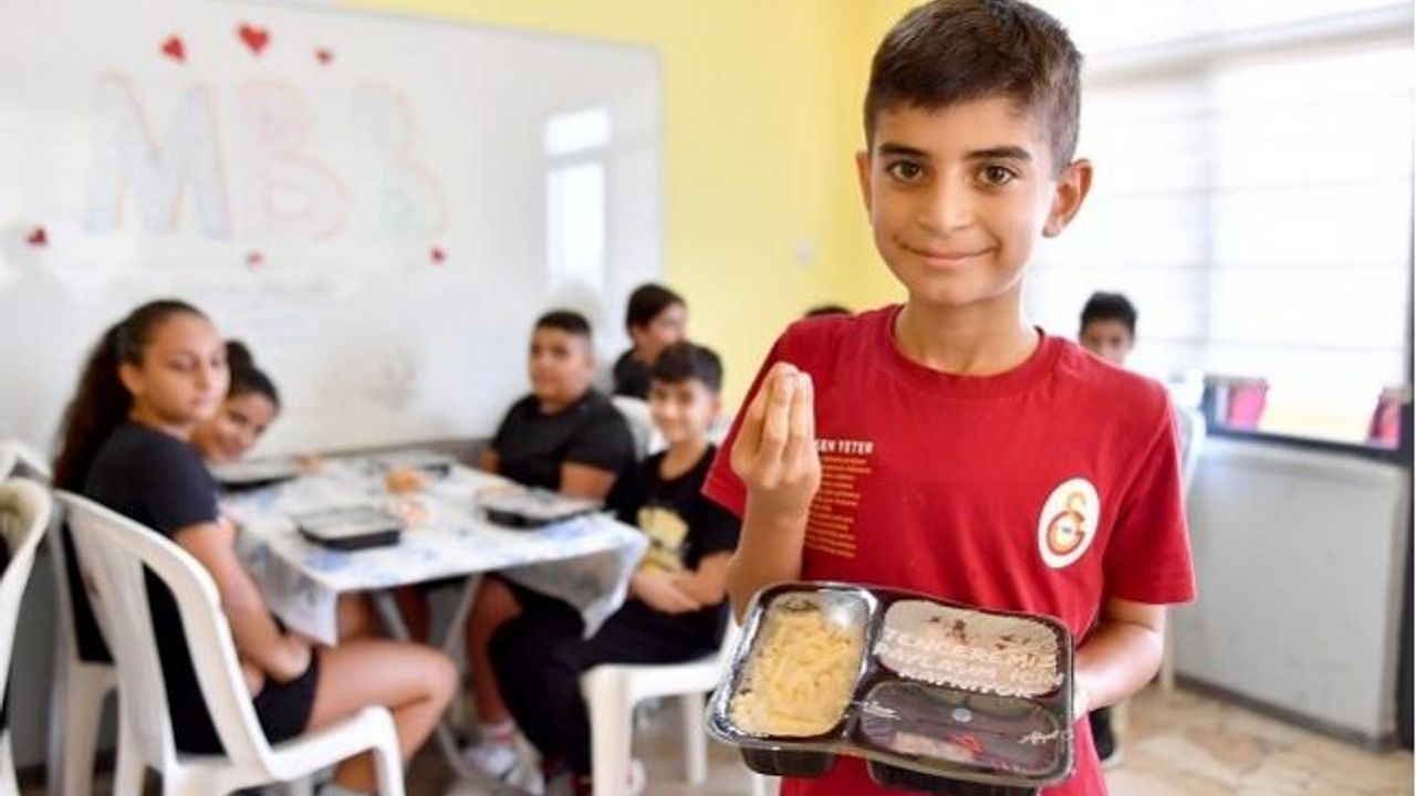 Mersin Büyükşehir'den Öğrencilere Öğle Yemeği Desteği
