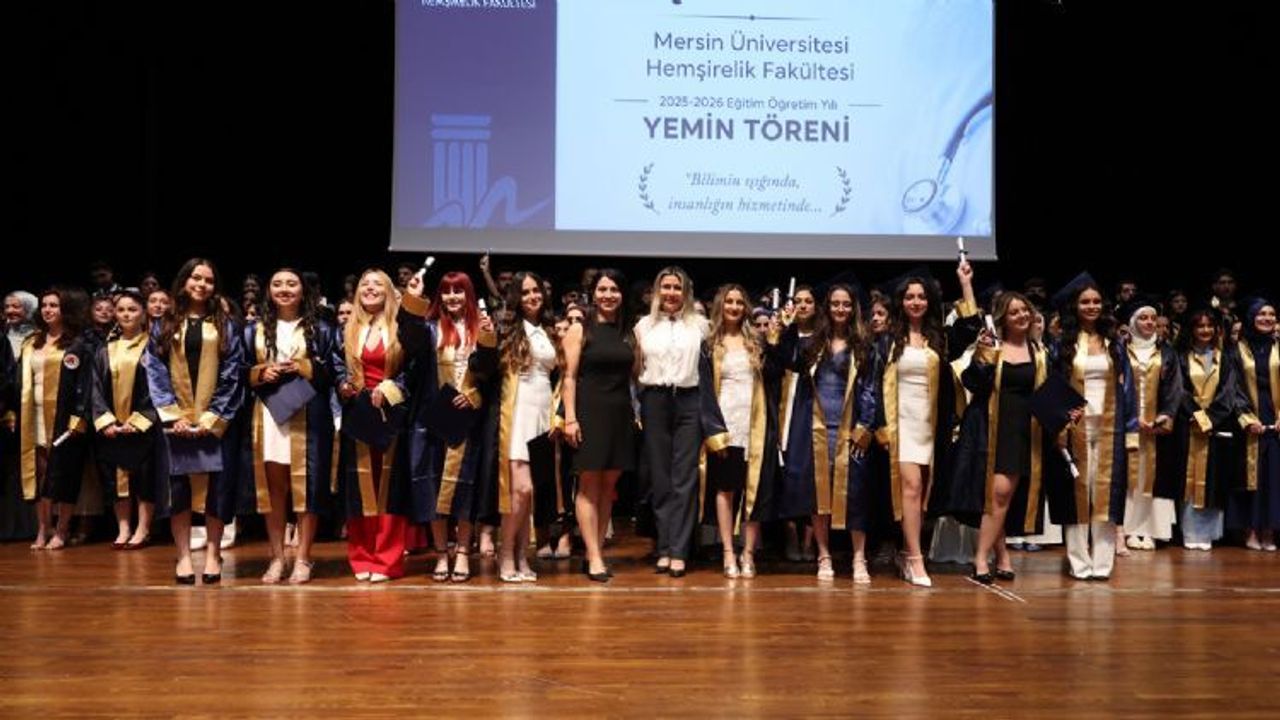 Mersin’de Yüzlerce Genç Hemşire Meslek Yemini Etti
