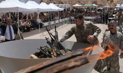 PKK Kuzey Irakta Silahları Yakarak Bıraktı.