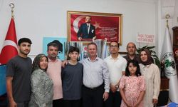 Gülnar’da dikkat çeken hareket! Belediye başkanı bir aylık maaşını başarılı öğrencilere verdi