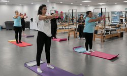 Mersin’de kadınlar ücretsiz pilatesle hem spor yapıyor hem sosyalleşiyor