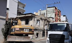 Toroslar’da metruk yapılara müdahale: Alsancak’ta bir bina daha yıkıldı