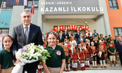 Mersin’de ilk ders zili çaldı: Vali Atilla Toros öğrencilerle buluştu
