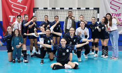 Mersin'de Kadın Sporcuların Çifte Zaferi! Hentbol ve Voleybolda Liderlik