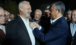 Özgür Özel Tarsus’ta Musa Ceylan’a parti rozetini taktı