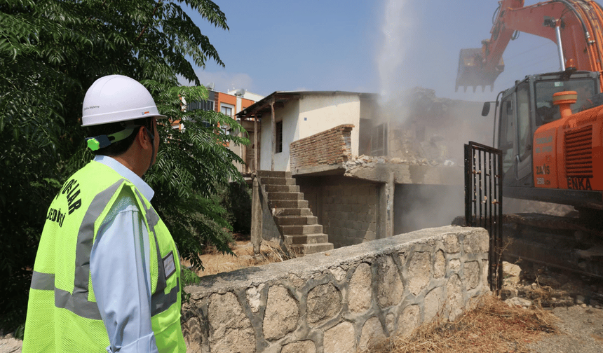 Toroslar’da tehlike bir bir ortadan kaldırılıyor! 2 ayda 10 metruk bina yıkıldı